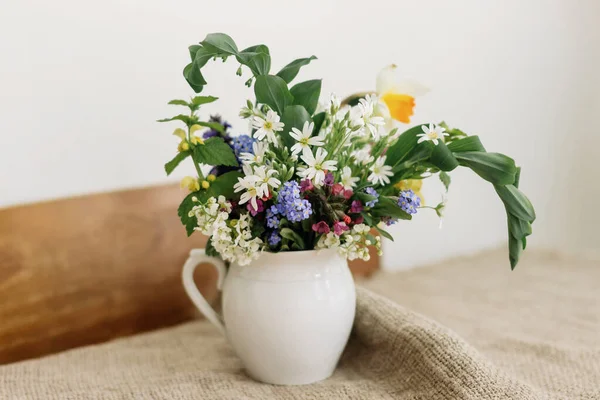 Ramo Campo Flores Silvestres Primavera Copa Vintage Sobre Mesa Madera — Foto de Stock