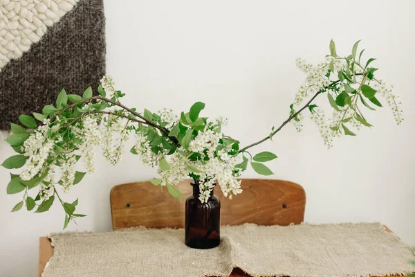 Blühende Weiße Zweige Braunem Glas Auf Rustikalem Holztisch Frühling Kirschblüten — Stockfoto