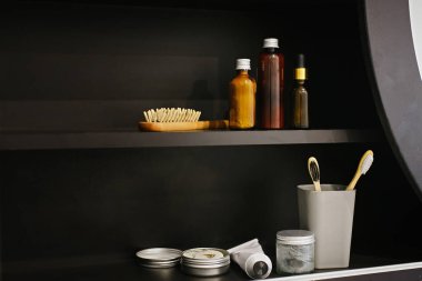 Bambu diş fırçası, cam içinde kömür diş macunu, tahta saç fırçası, cilt için ubtan metal teneke kutuda katı şampuan, saç kremi, deodorant, modern banyoda tonik. Sıfır atık. Plastiksiz