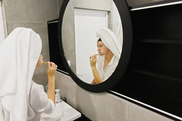 Красива Молода Жінка Білому Рушнику Чистить Зуби Бамбуковою Щіткою Вугільною — стокове фото