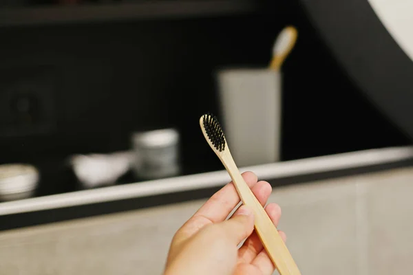 Cepillo Dientes Bambú Natural Mano Baño Moderno Sobre Fondo Elegante — Foto de Stock