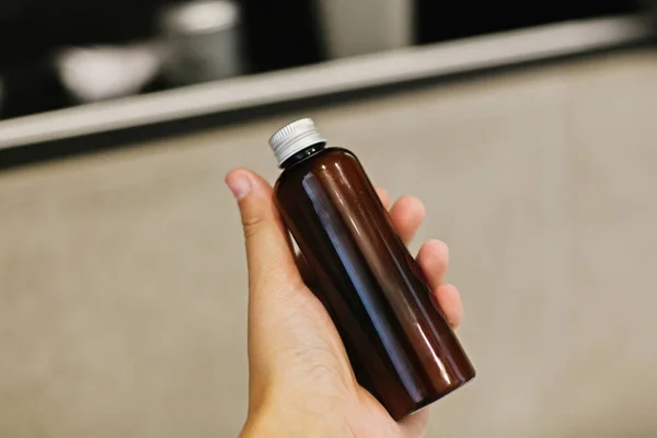 Hand Houden Van Natuurlijke Tonic Shampoo Glazen Fles Moderne Badkamer — Stockfoto