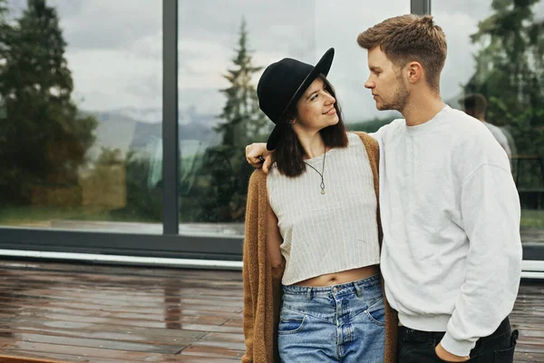 Stylish Hipster Couple Hugging Wooden Porch Relaxing Modern Cabin Mountains — Stock Photo, Image