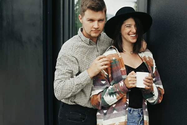 Élégant Couple Hipster Avec Café Matin Souriant Relaxant Sur Fond — Photo