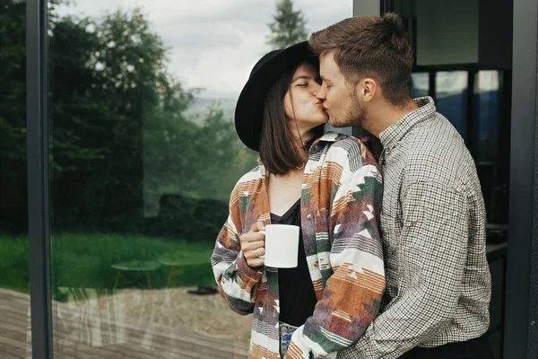 Élégant Couple Hipster Avec Café Matin Embrassant Sur Fond Cabine — Photo