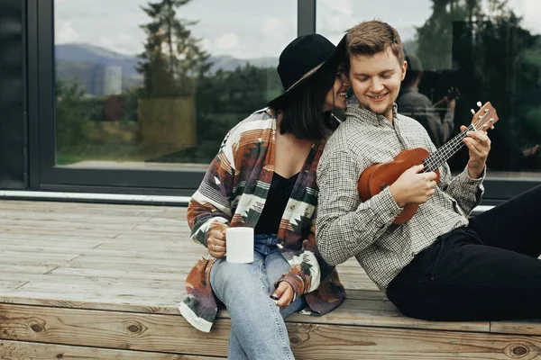 Felice Coppia Hipster Rilassarsi Sul Portico Legno Cabina Moderna Con — Foto Stock