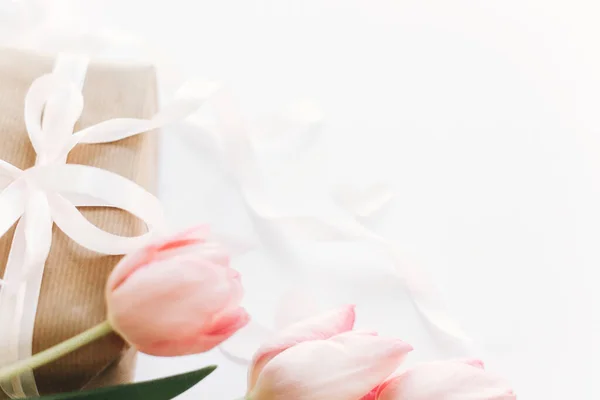 Różowe Tulipany Pudełko Wstążką Białym Tle Stylowy Delikatny Wizerunek Szczęśliwego — Zdjęcie stockowe