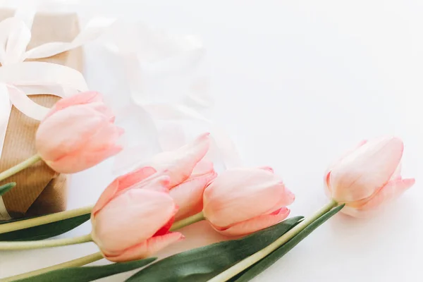 Feliz Día Las Mujeres Tulipanes Rosados Caja Regalo Con Cinta — Foto de Stock