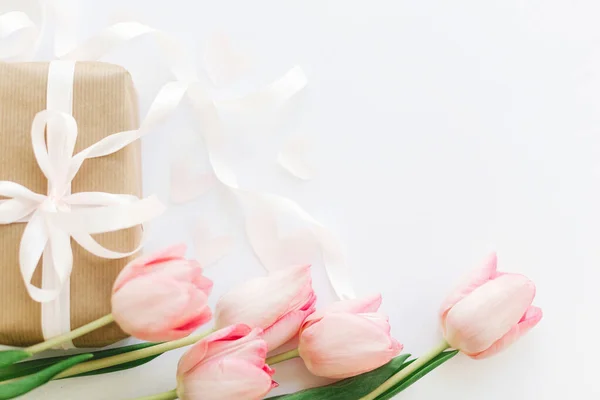Boldog Anyák Napját Rózsaszín Tulipán Ajándék Doboz Szalag Fehér Háttér — Stock Fotó