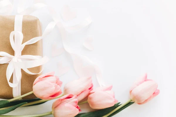 Счастливого Женского Дня Розовые Тюльпаны Подарочная Коробка Лентой Белом Фоне — стоковое фото