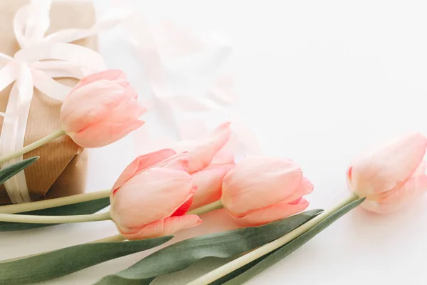 Счастливого Дня Матери Розовые Тюльпаны Лентой Белом Фоне Подарочной Коробкой — стоковое фото