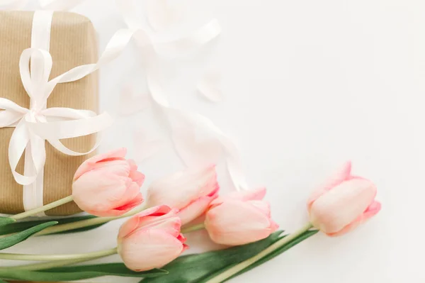 Счастливого Дня Матери Розовые Тюльпаны Лентой Подарочной Коробкой Белом Фоне — стоковое фото