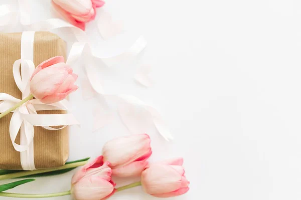 Счастливого Женского Дня Розовые Тюльпаны Лентой Подарочной Коробкой Белом Фоне — стоковое фото