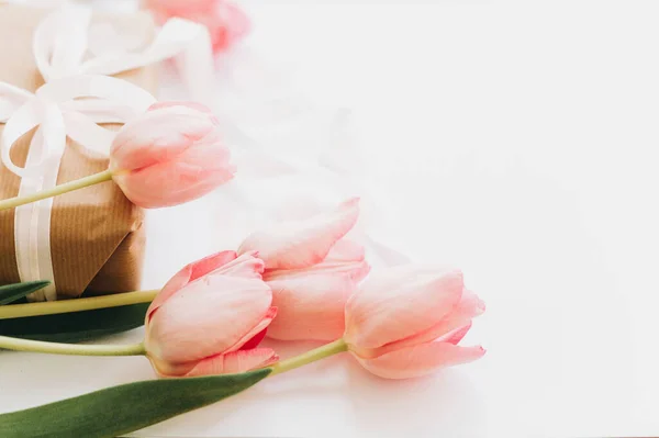 Rosa Tulpen Mit Band Auf Weißem Hintergrund Mit Geschenkkarton Stilvolles — Stockfoto