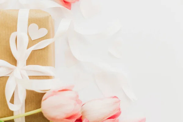 Tulipes Roses Avec Ruban Boîte Cadeau Sur Fond Blanc Plat — Photo