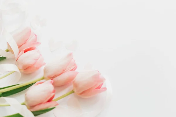 母亲节快乐 粉红郁金香 带丝带 白色背景 时尚柔软的春天图像 女人快乐的一天 贺卡上有文字的空白处 你好春天 — 图库照片