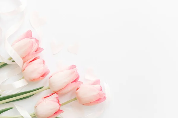 粉红的郁金香 带着丝带 心形白色背景 时尚柔软的春天图像 女人快乐的一天 贺卡上有文字的空白处 母亲节快乐 你好春天 — 图库照片