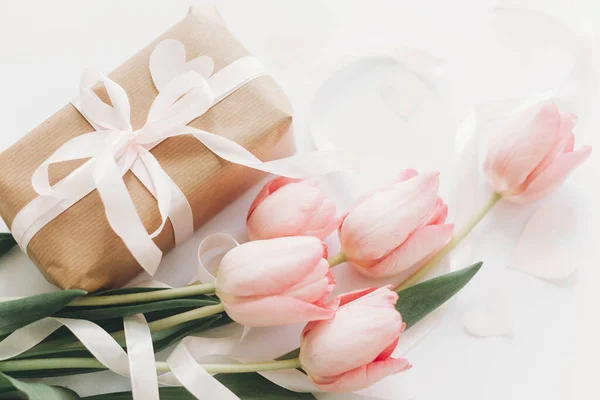 Boldog Anyák Napját Rózsaszín Tulipán Lapos Feküdt Szalaggal Ajándék Doboz — Stock Fotó