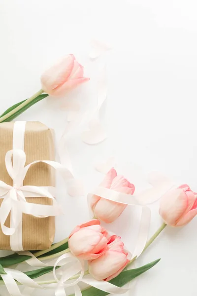 Ροζ Τουλίπες Επίπεδη Θέσει Κορδέλα Και Κουτί Δώρου Λευκό Φόντο — Φωτογραφία Αρχείου