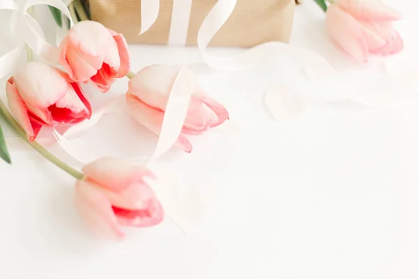 Boldog Anyák Napját Rózsaszín Tulipán Szalaggal Ajándék Doboz Fehér Háttér — Stock Fotó