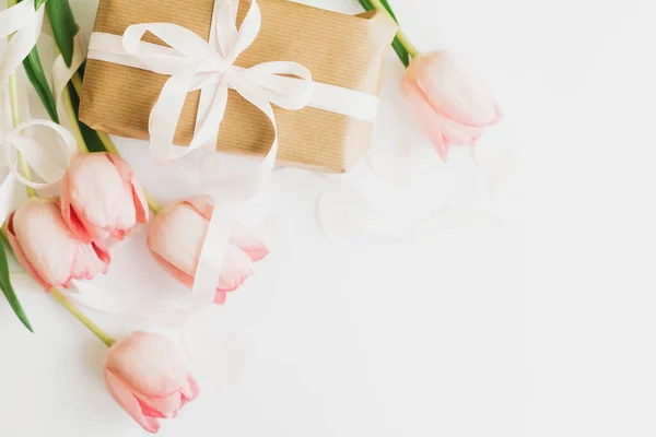 Счастливого Дня Матери Розовые Тюльпаны Плоской Формы Лентой Подарочной Коробкой — стоковое фото