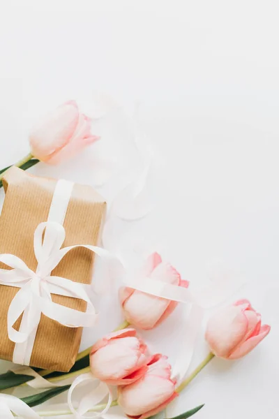 Gelukkige Vrouwendag Roze Tulpen Plat Gelegd Met Lint Geschenkdoos Witte — Stockfoto