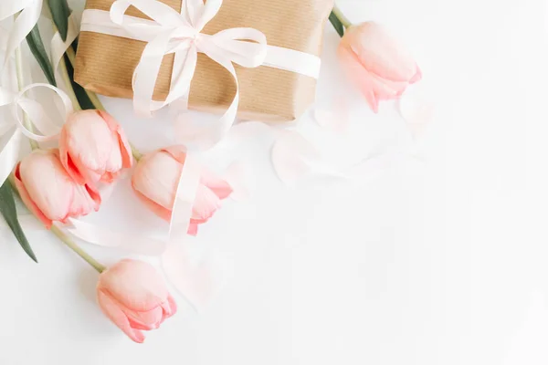 Boldog Nőnapot Rózsaszín Tulipán Lapos Feküdt Szalaggal Ajándék Doboz Fehér — Stock Fotó