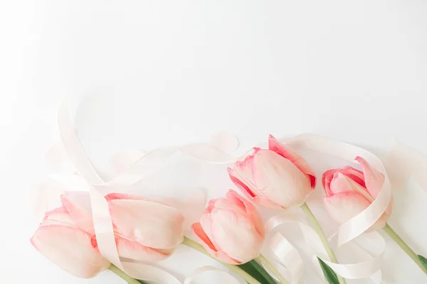 Розовые Тюльпаны Лентой Сердечками Белом Фоне Плоский Уголок Стильное Мягкое — стоковое фото
