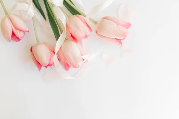 粉红的郁金香 带着丝带 心形白色背景 时尚柔软的春天图像 女人快乐的一天 贺卡上有文字的空白处 母亲节快乐 你好春天 — 图库照片