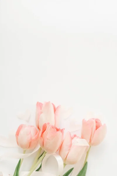 Joyeuse Journée Des Femmes Tulipes Roses Avec Ruban Coeurs Sur — Photo