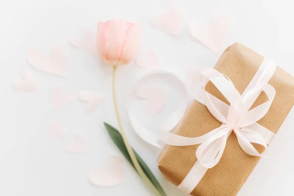 Cadeau Doos Met Lint Roze Tulp Plat Lag Witte Achtergrond — Stockfoto