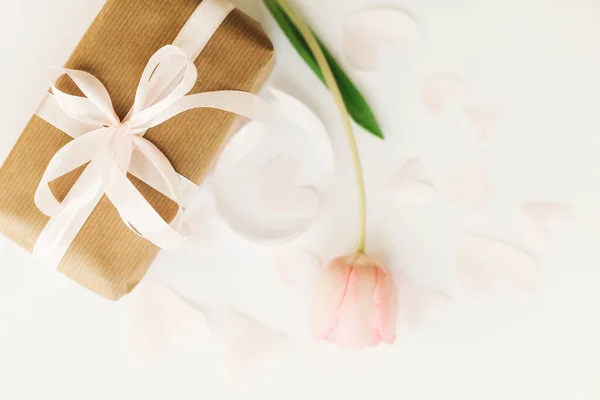 Feliz Dia Das Mulheres Caixa Presente Com Fita Tulipa Rosa — Fotografia de Stock