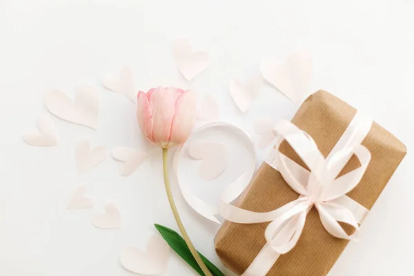 Różowy Tulipan Płaski Leżak Pudełko Wstążką Białym Tle Miejsce Tekst — Zdjęcie stockowe