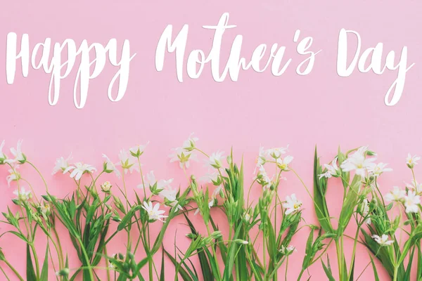 Happy Mother Day Tekst Bloeiende Lente Bloemen Boeket Roze Achtergrond — Stockfoto