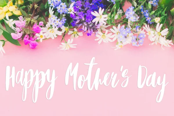 Texto Del Día Madre Feliz Tarjeta Felicitación Coloridas Flores Primavera —  Fotos de Stock
