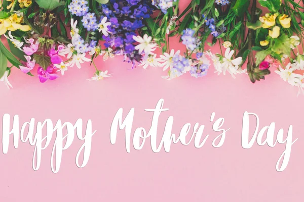 ピンクの背景にカラフルな春の花花束に幸せな母の日のテキスト 花のグリーティングカード 幸せな母の日のコンセプト — ストック写真