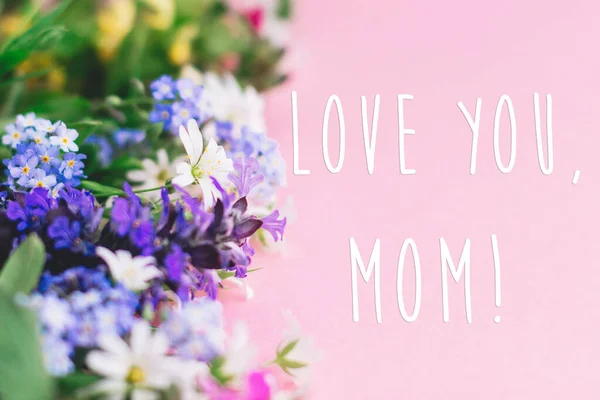 Love You Mom Text Colorful Spring Flowers Bouquet Pink Background — Stock Photo, Image