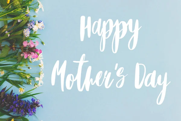 Glückwunschkarte Zum Muttertag Bunte Frühlingsblumen Umranden Blauen Hintergrund Flach Lag — Stockfoto