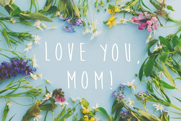 Adoro Mãe Feliz Cartão Felicitações Dia Mãe Coração Flores Coloridas — Fotografia de Stock