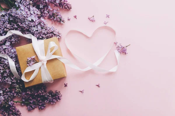 Lilac Bloemen Geschenkdoos Hartlint Roze Papier Stijlvol Plat Met Kopieerruimte — Stockfoto