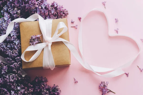 Conceito Dia Mães Felizes Flores Lilás Caixa Presente Fita Coração — Fotografia de Stock