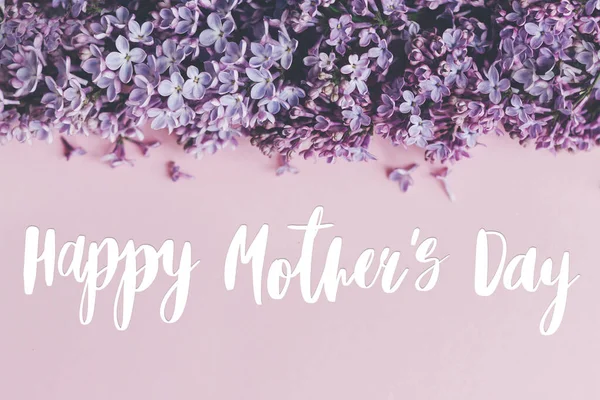 Щасливий День Матері Текст Бузкові Квіти Бордюр Рожевому Папері Стильна — стокове фото
