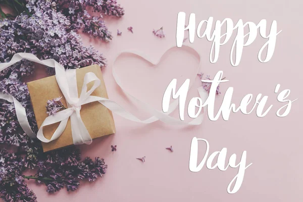 Happy Mother Day Tekst Lila Bloemen Geschenkdoos Hartlint Roze Papier — Stockfoto