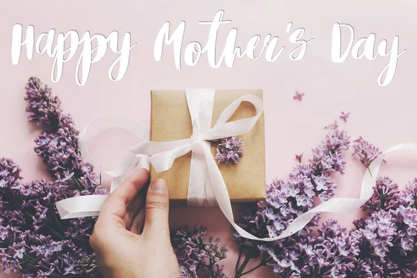 Happy Mother Day Tekst Hand Holding Geschenkdoos Met Lint Lila — Stockfoto