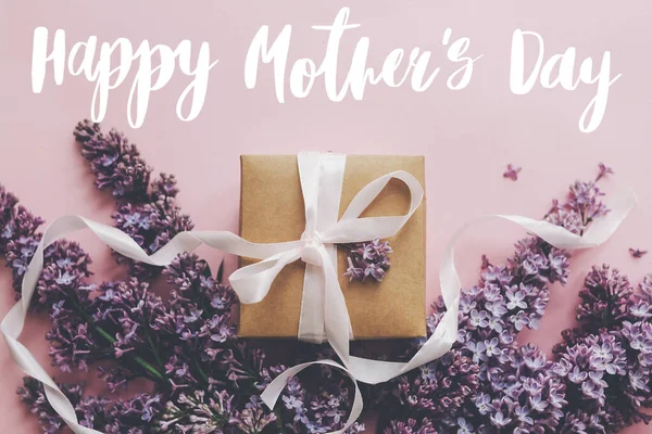 Happy Mother Day Tekst Lila Bloemen Geschenkdoos Met Lint Roze — Stockfoto