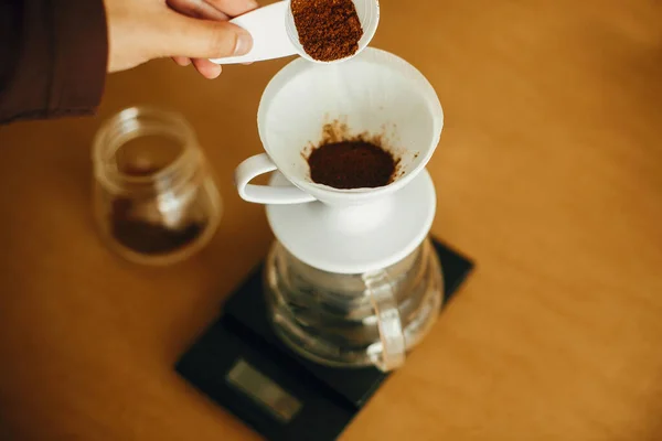 Mãos Derramando Café Aterrado Filtro Preparação Para Fabricação Café Alternativo — Fotografia de Stock