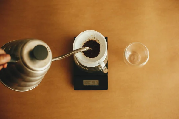 Nalanie Gorącej Wody Czajnika Stalowego Filtrze Mieloną Kawą Zalać Skali — Zdjęcie stockowe