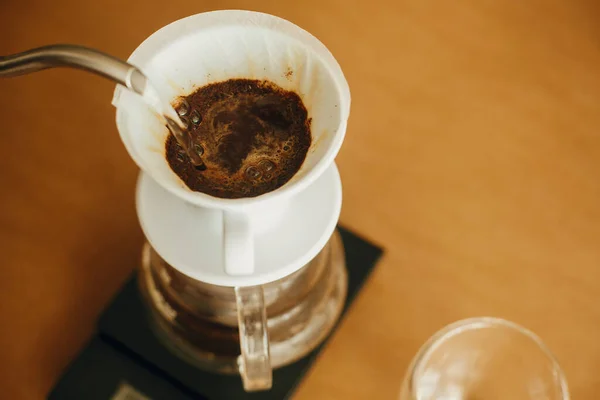 Giet Heet Water Uit Stalen Ketel Filter Met Gemalen Koffie — Stockfoto