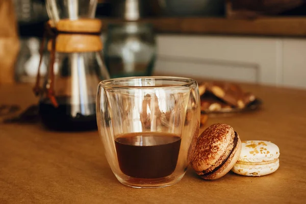 Tazza Vetro Con Caffè Fresco Con Amaretti Cioccolato Cannella Sfondo — Foto Stock