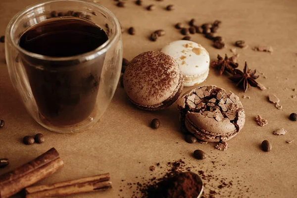 Kaffee Launen Image Glasschale Mit Frischem Kaffee Und Gerösteten Bohnen — Stockfoto